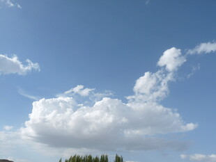 蓝天飘白云的美丽景致