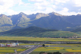 草原公路旁的壮丽山脉