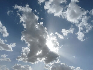 蓝天白云间的耀眼阳光