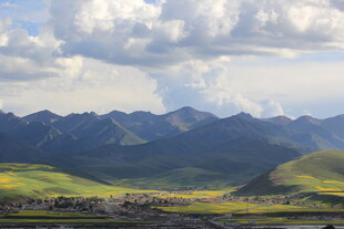 壮美山间草原风光