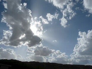 阳光穿透云层的壮丽天空