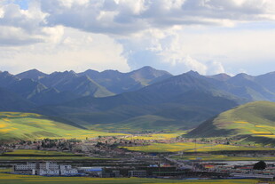 草原山峦间的美丽景致