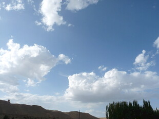 蓝天白云下的自然景致