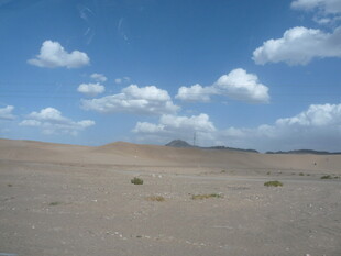 广袤沙漠蓝天与稀疏植被