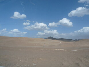 广袤沙漠与蓝天白云景观