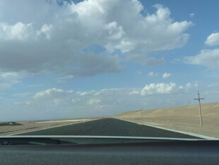 公路驰骋 蓝天白云相伴