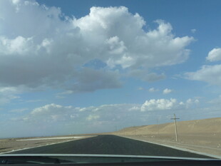 公路伸向蓝天与荒漠