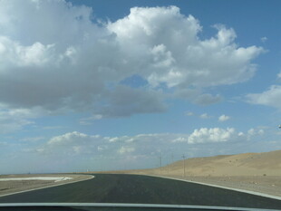 空旷公路伸向蓝天白云