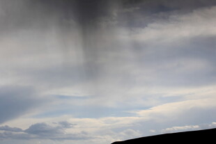 天空中倾泻而下的雨幕