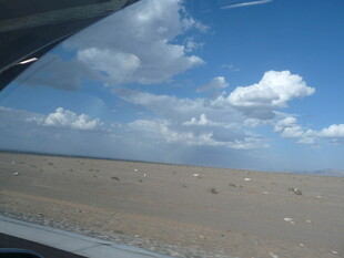 车窗外的旷野与蓝天白云