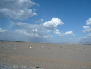 广阔蓝天与无垠沙地景观