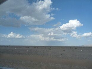 蓝天旷野风景图