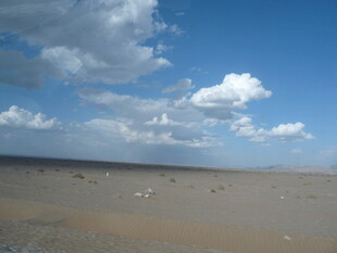 蓝天旷野下的广袤沙地
