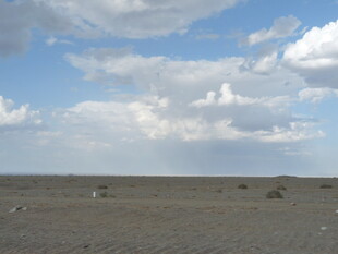 广袤荒原上的蓝天白云