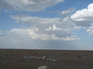 广袤荒原上的蓝天白云