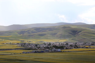 草原上的村落风光