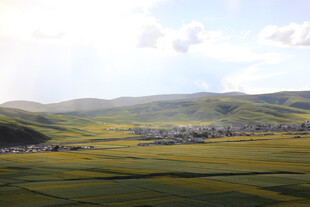 广袤田野与远处山峦风光
