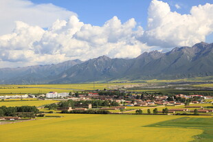 田园风光中的村庄与远山
