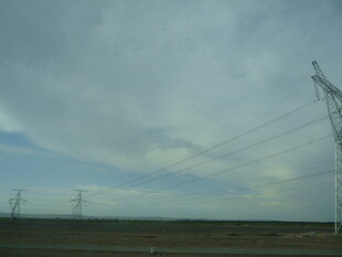 旷野中的输电塔