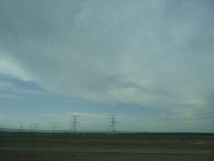 田野上的高压输电线路