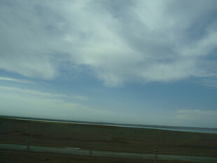 广阔蓝天与草原景象