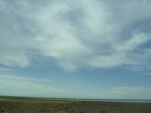 广阔蓝天与无垠大地