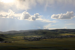 草原晴空下的美丽风光