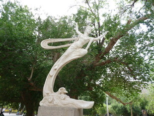 公园中的抽象人物雕塑