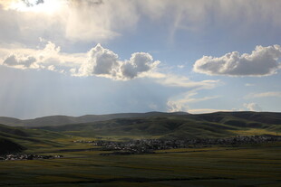 草原上的蓝天白云美景