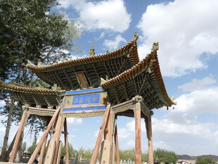 中式古牌坊 蓝天白云下