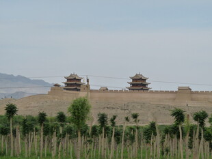 沙漠中的古老城楼景观