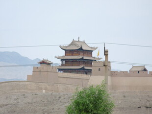 沙漠中的古老城楼建筑