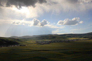 草原风光 云隙间的阳光洒落