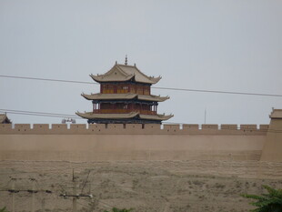 古老城楼屹立于黄土之上