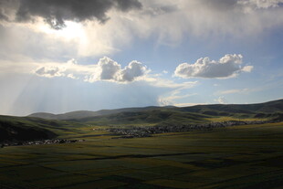 草原晴空下的壮丽风光