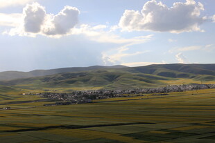 草原上的村庄与蓝天白云