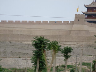 嘉峪关城墙与绿植景观