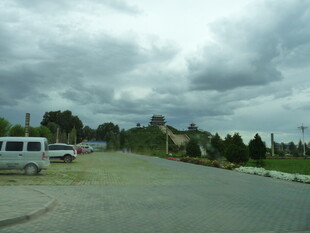 乡村道路边的车辆与风景