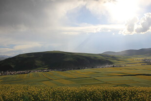 草原田野间的天光美景