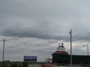 阴天城市景观与广告牌