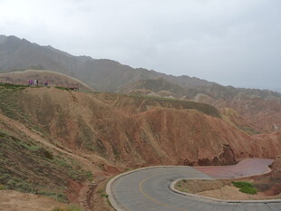 蜿蜒山路于起伏山峦间