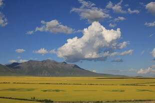 草原上的蓝天与巍峨远山