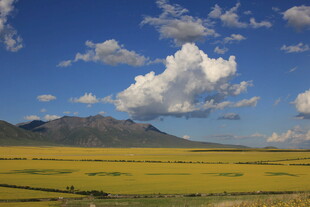 草原蓝天远山壮美风光