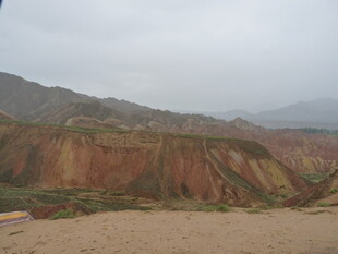 雨中的多彩山地景观