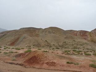 多彩山丘的荒凉地貌景观