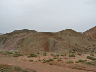 多彩山丘与荒漠景观