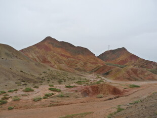 多彩山峦下的荒凉地貌