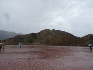 红土地上的劳作身影