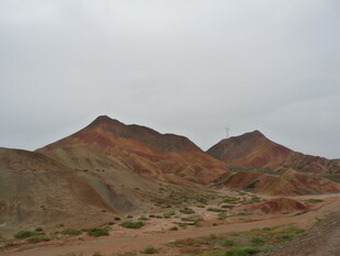多彩山丘的荒凉地貌景观
