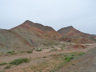 多彩山丘的荒凉地貌景观